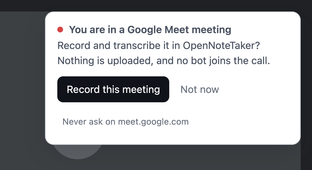 Una llamada de Google Meet con una tarjeta pequeña en la esquina superior derecha que dice &laquo;Estás en una reunión de Google Meet. ¿Grabarla y transcribirla en OpenNoteTaker? No se sube nada y ningún bot entra en la llamada.&raquo; con los botones Grabar esta reunión y Ahora no, y un enlace que dice No preguntar nunca en meet.google.com.
